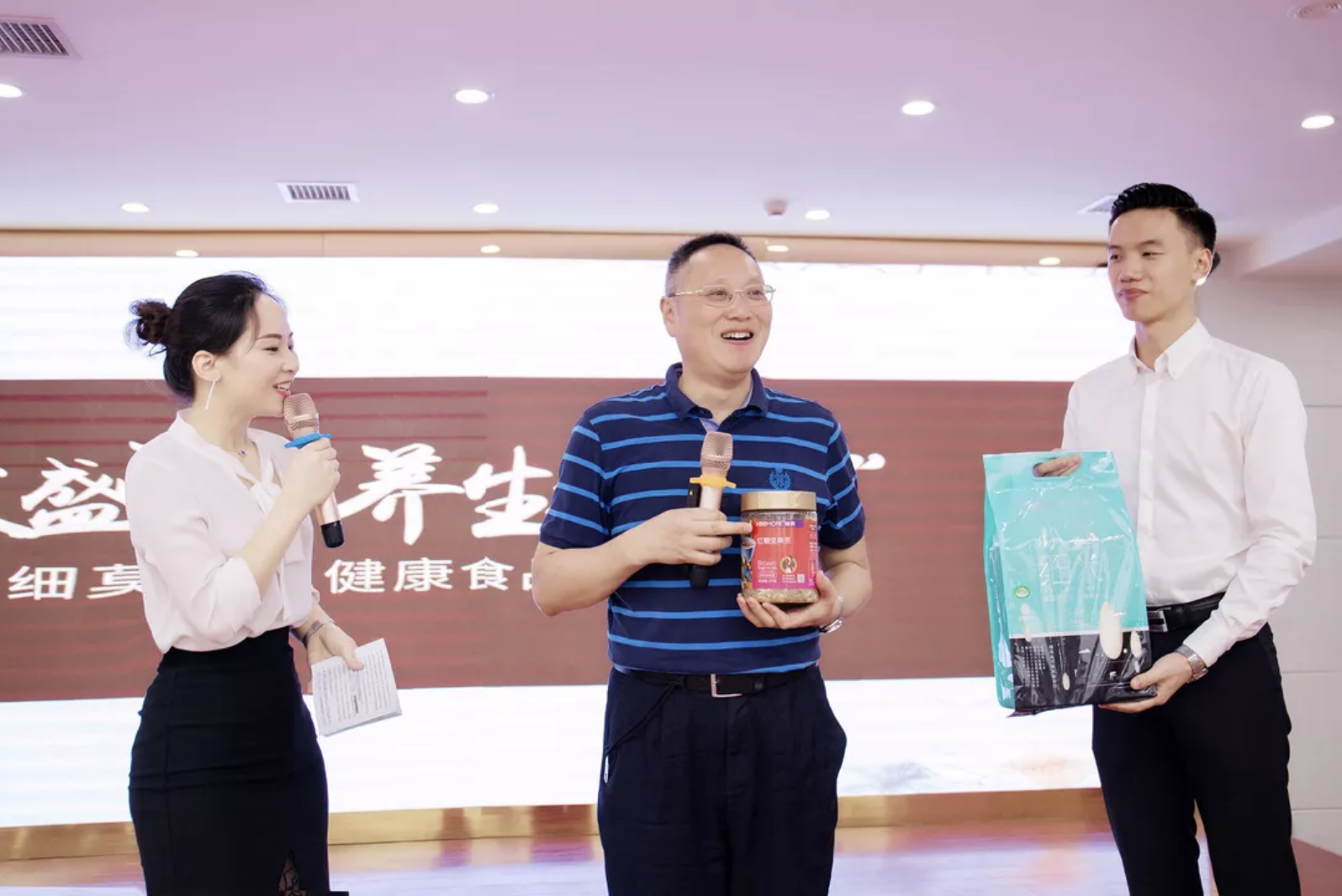 中醫(yī)養(yǎng)生專(zhuān)家李定文教授為細(xì)莫紅糖堅(jiān)果茶打CALL！
